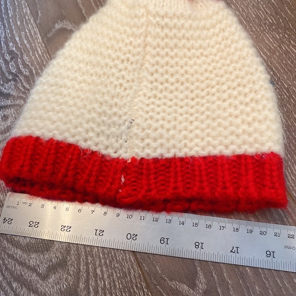 Christmas pompom tuque - Picture 4 of 4